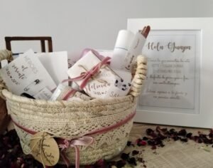 Cesta de baño para bodas con lazo rosa