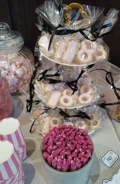 Mesa dulce rosa con galletas 18
